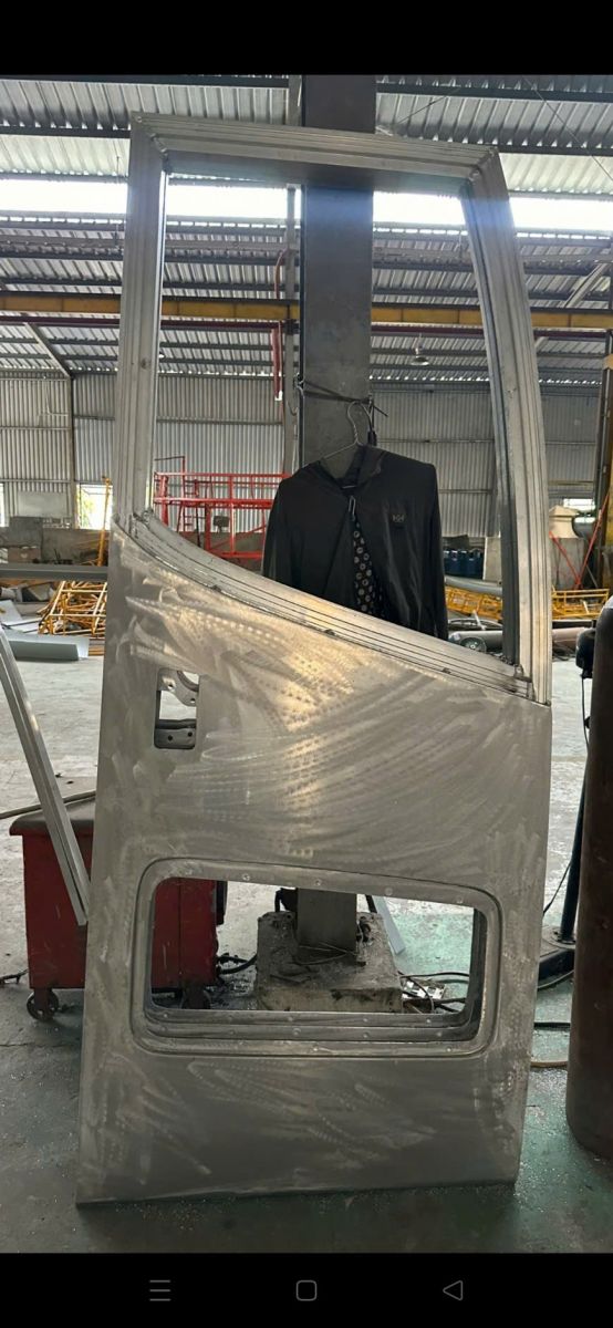 Cánh cửa nhôm Kia Granbird Mobis - hình thực tế