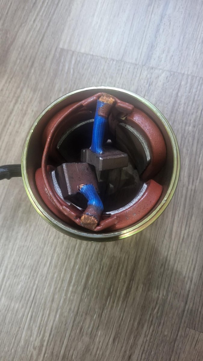 Kiểm tra cuộn kích từ và chổi than trong vỏ đề County D4DD